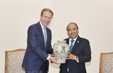 Premier de Vietnam solicita el apoyo de FEM para promover las imágenes de su país