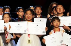 Niña vietnamita de siete años gana concurso musical en Nueva York  