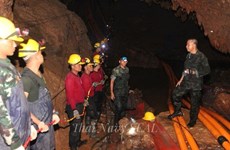 Cinco niños tailandeses aún atrapados en cueva están bien de salud