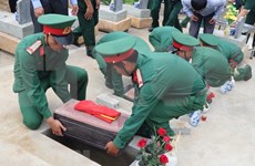 Efectúan ceremonia de enterramiento de restos de militares voluntarios vietnamitas caídos en Camboya