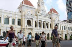 Turistas extranjeros exploran Ciudad Ho Chi Minh, urbe que nunca duerme 