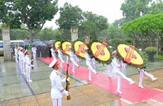 Dirigentes de Vietnam rinden homenaje a héroes mártires de la Patria