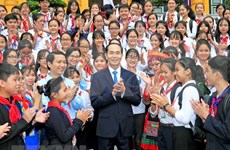 Presidente de Vietnam dialoga con miembros destacados de Destacamento de Pioneros  