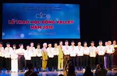Entregan becas a estudiantes excelentes de Vietnam