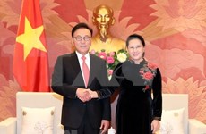 Presidenta del Parlamento de Vietnam se compromete a facilitar operaciones de empresas foráneas