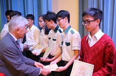 Entregan becas Vallet a estudiantes del Centro de Vietnam