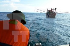 Rescatan a marineros accidentados en zona de pesca común entre Vietnam y China.