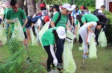 Centenar de estudiantes vietnamitas recolectan basuras en Día Mundial de la Limpieza 