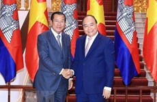 Premier de Vietnam se entrevista con homólogo camboyano para estrechar vínculos