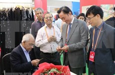 Empresas vietnamitas participan en feria internacional de seda en la India