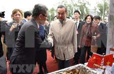 Diplomáticos vietnamitas participan en feria caritativa en Beijing