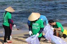 Jóvenes vietnamitas reciclan basura con ideas creativas