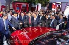 Premier de Vietnam asiste a la presentación de automóviles de VinFast 