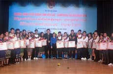 Honran a estudiantes laosianos y camboyanos destacados en Ciudad Ho Chi Minh
