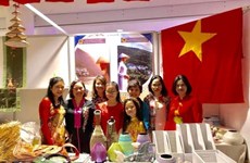 Vietnam participa en feria caritativa en Ucrania