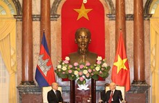 Máximo dirigente político de Vietnam recibe al Rey de Camboya 