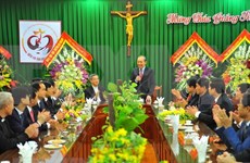 Dirigentes vietnamitas continúan felicitando a comunidad católica por Navidad