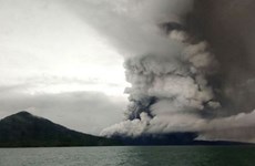 Indonesia aumenta alerta de erupción de volcán Anak Krakatau