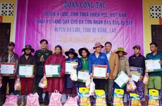 Provincia centrovietnamita entrega obsequios a pobladores pobres laosianos 