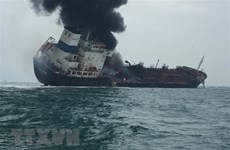 Al menos un muerto y dos desaparecidos al arder un barco petrolero vietnamita en Hongkong