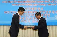 Recibe presidente del Comité Popular de Ciudad Ho Chi Minh la Orden de Mérito Cultural de Corea del Sur