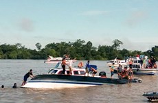 Un muerto y 12 desaparecidos tras volcarse una embarcación en Indonesia