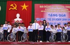 Vicepresidenta de Vietnam entrega regalos a personas de pocos recursos en ocasión del Tet