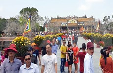 Ciudades centrales de Vietnam reciben a primeros visitantes del Año Nuevo Lunar