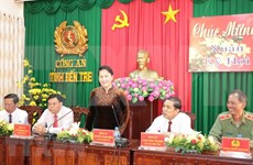 Dirigentes vietnamitas felicitan a unidades policiales y militares en ocasión del Tet 