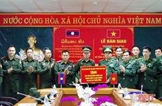 Entrega Vietnam donaciones a fuerzas guardafronteras de Laos