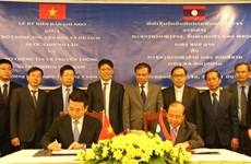 Firman Vietnam y Laos documento de cooperación en sector informativo 
