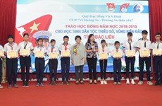 Otorgan en Vietnam becas a alumnos con dificultades económicas