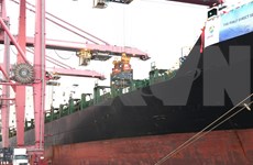 Barco carguero de 40 mil toneladas arriba al puerto de Ciudad Ho Chi Minh