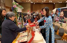 Participan diplomáticas de Vietnam en feria caritativa en Japón