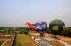 Gozan turistas de oportunidad de contemplar ciudad de Hue desde globos 