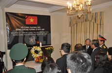 Rinden amigos internacionales tributo póstumo al expresidente vietnamita Le Duc Anh 