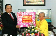 Dirigentes vietnamitas felicitan a monjes y seguidores budistas por cumpleaños de Buda