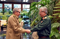 Aboga Raúl Castro por recopilar la historia de la cooperación militar entre Vietnam y Cuba 