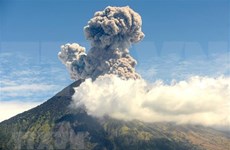Entra nuevamente en erupción volcán Agung de Indonesia 