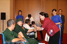 Máxima legisladora de Vietnam reitera atención especial a personas con méritos revolucionarios 
