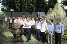Dirigentes de Vietnam rinden homenaje a mártires de guerra