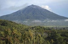Alerta Indonesia peligro para la aviación por erupción del volcán Kerinci