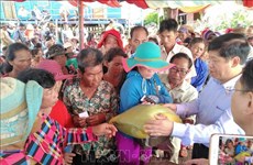 Reciben ayuda humanitaria camboyanos de origen vietnamita en la provincia de Kampong Chhnang