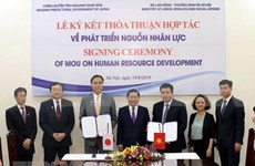Firman documento de cooperación entre Vietnam y Japón para desarrollo de recursos humanos