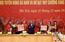Premier de Vietnam alaba hazañas de equipos de fútbol masculino y femenino en SEA Games 30