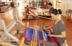 Presentan en el casco antiguo de Hanoi muestra sobre la elaboración de seda 