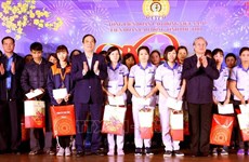 Entrega alto funcionario partidista de Vietnam regalos a obreros en provincia de Phu Tho 