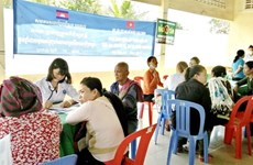 Médicos vietnamitas ofrecen exámenes médicos gratuitos en Camboya
