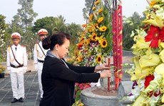 Presidenta de la Asamblea Nacional de Vietnam rinde homenaje a mártires en Ben Tre 