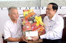 Obsequian dirigentes vietnamitas regalos del Tet a personas desfavorecidas